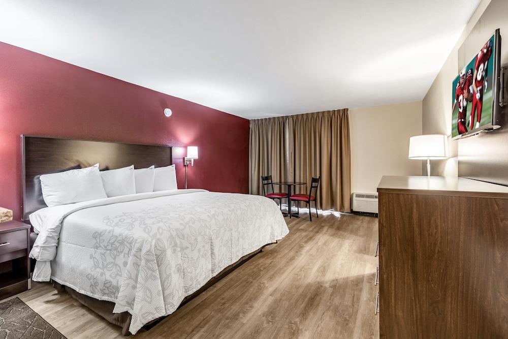 Red Roof Inn PLUS+ & Suites Houston - IAH Airport SW photo 14