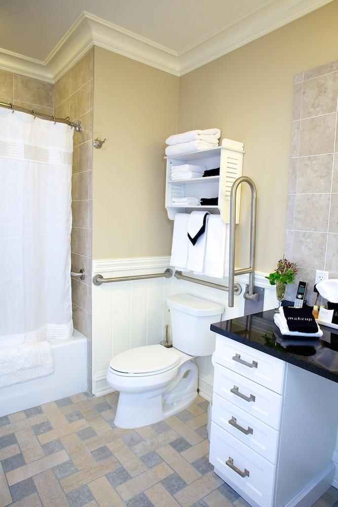 Guesthouse at Norwalk Inn photo 32