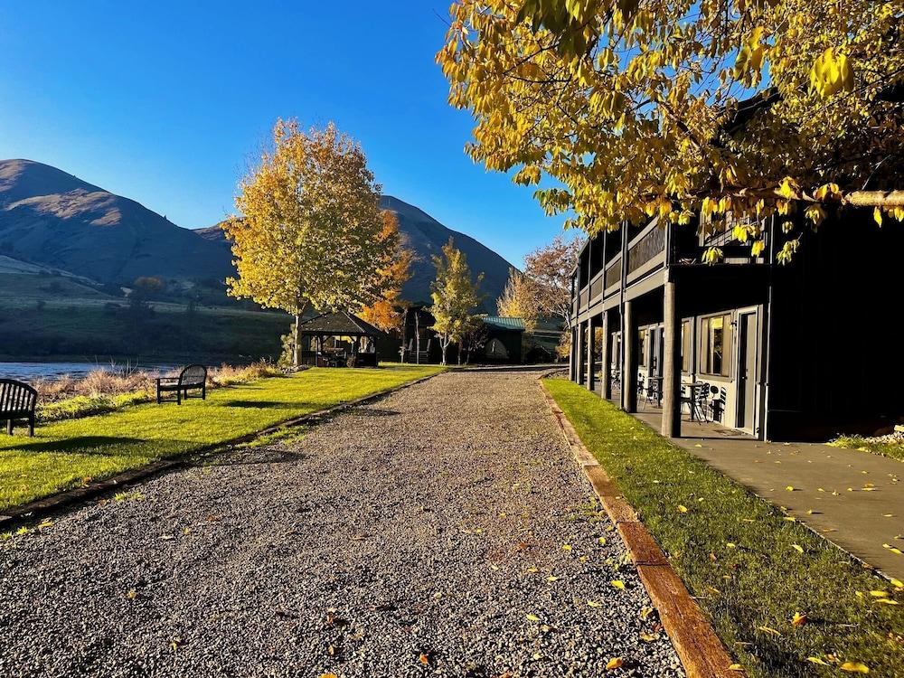Steelhead Lodge photo 19