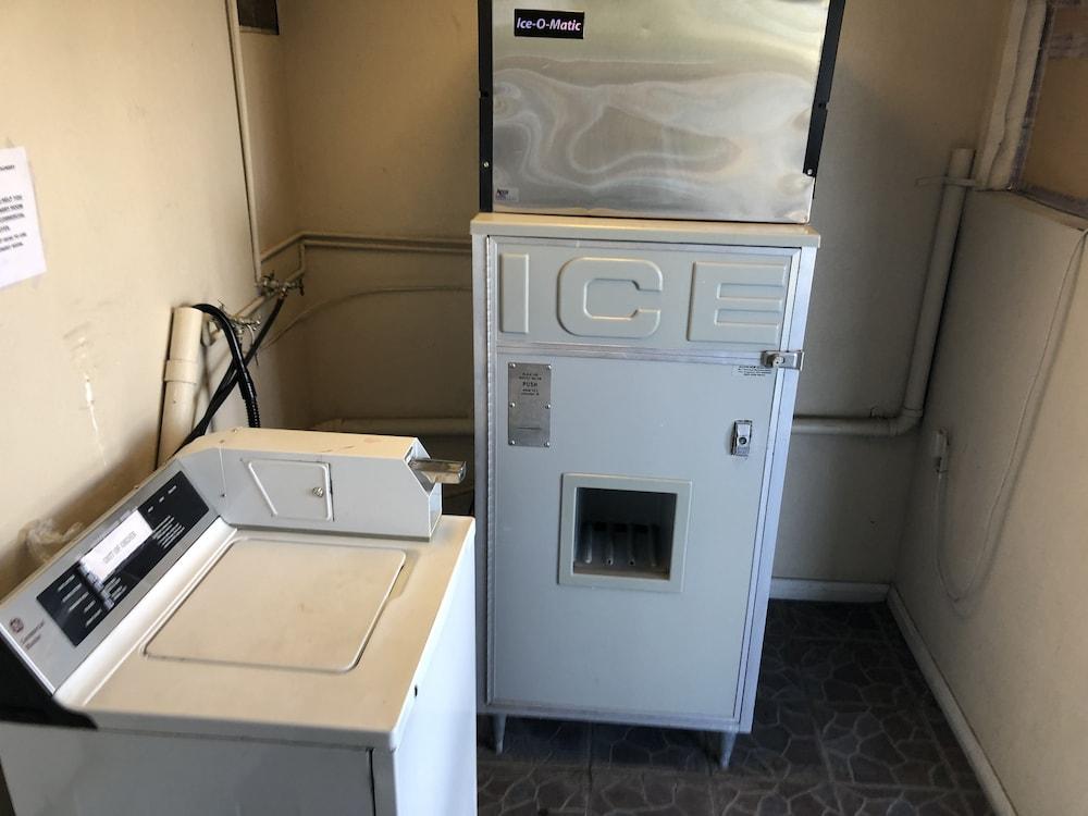Super 8 by Wyndham Ridgecrest photo 17