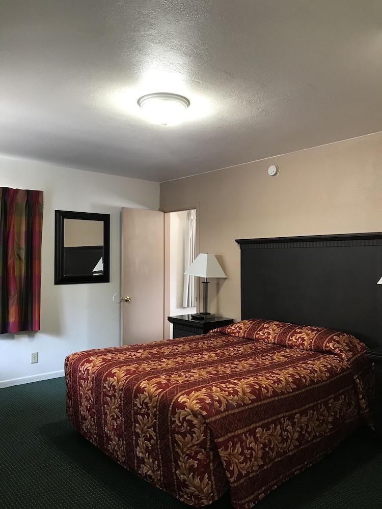 Town House Motel photo 10