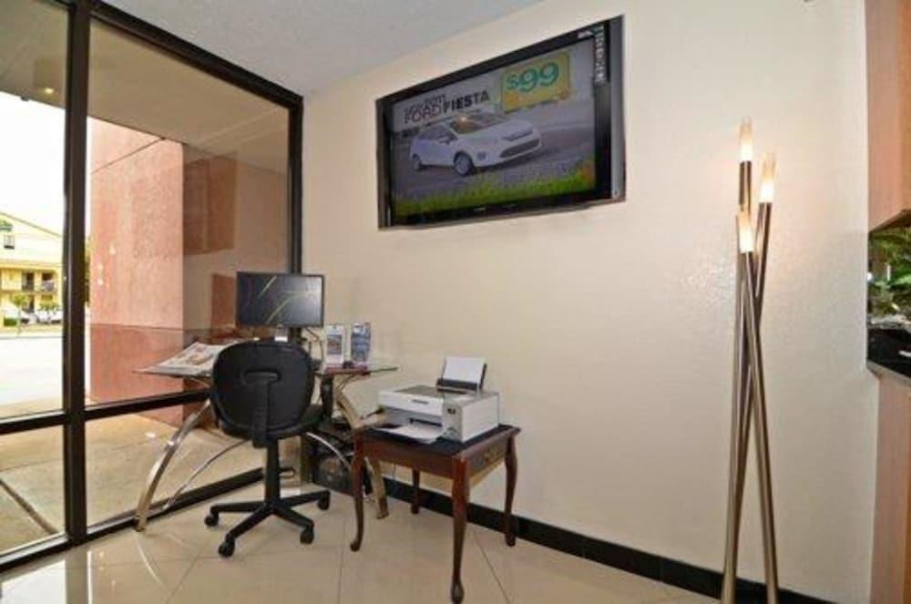 Econo Lodge Inn & Suites Memphis East photo 16