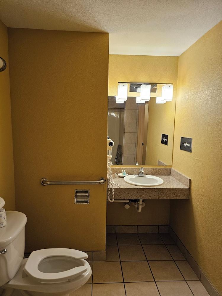 Clarion Inn & Suites Roswell photo 24