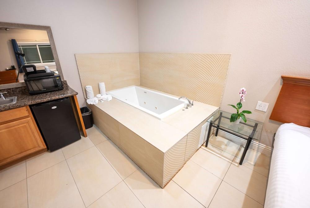 Ramada Limited Redondo Beach photo 18