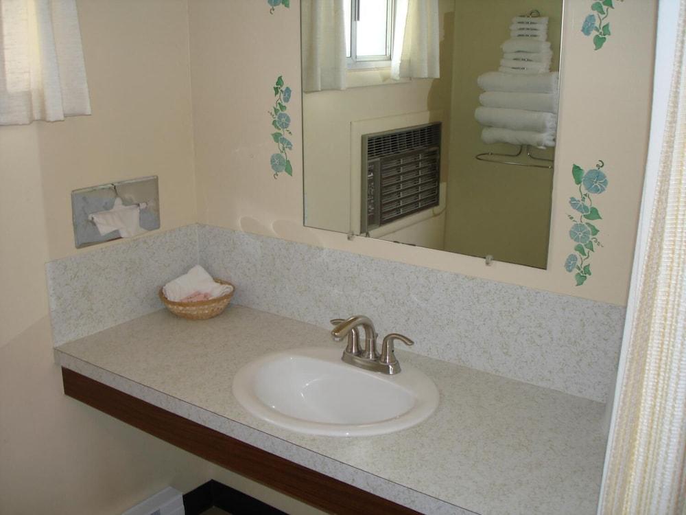 Tops Motel photo 12