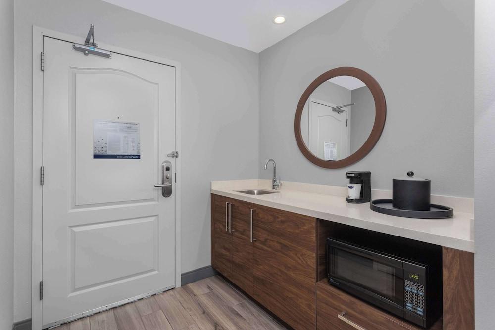 Hampton Inn & Suites Lincoln - Northeast I-80 photo 27