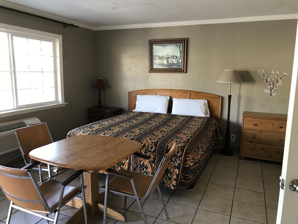 Sunshine Village Motel photo 8
