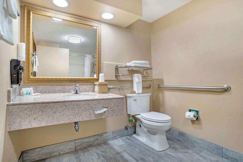 Quality Inn Brookhaven photo 6