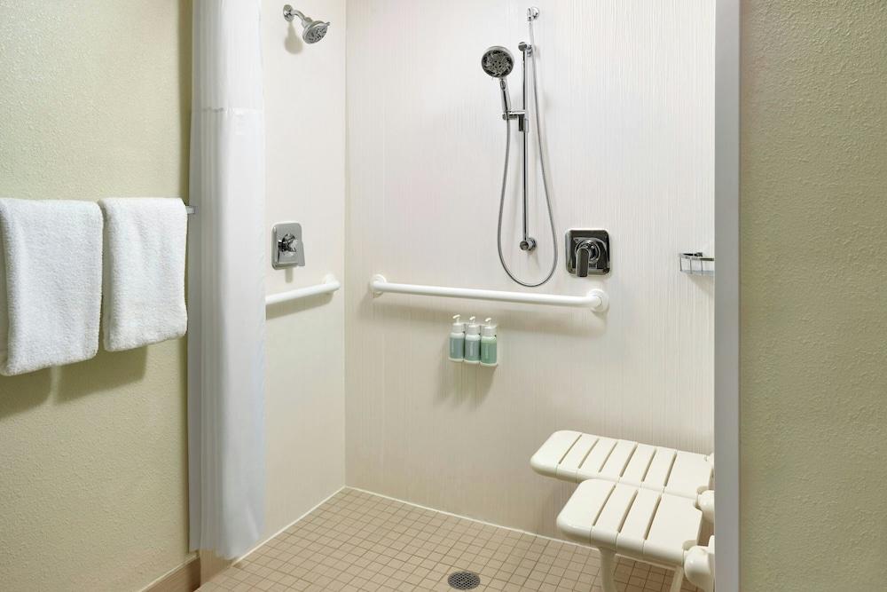 Courtyard by Marriott Detroit Dearborn photo 14