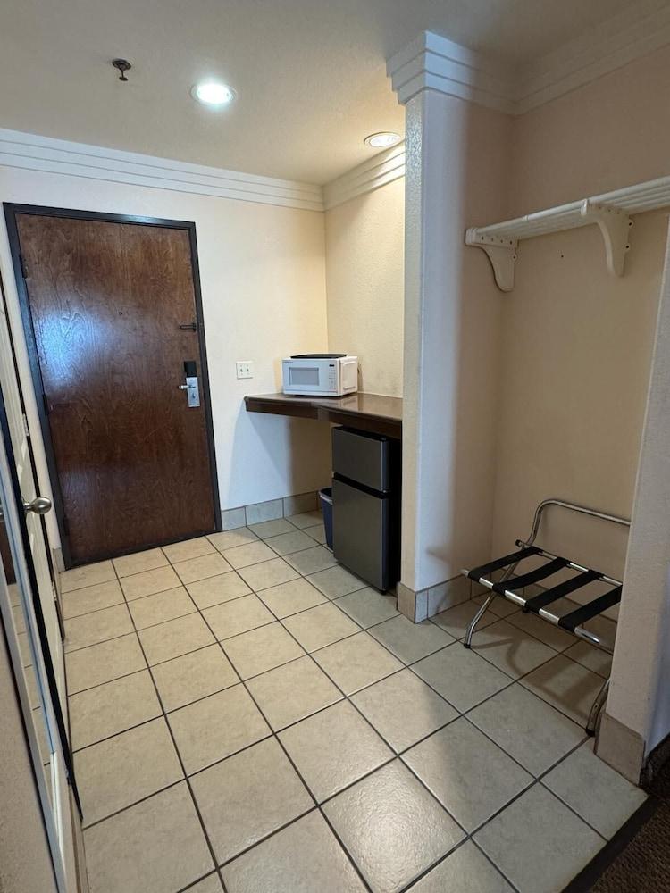 Robinson Inn and Suites photo 18