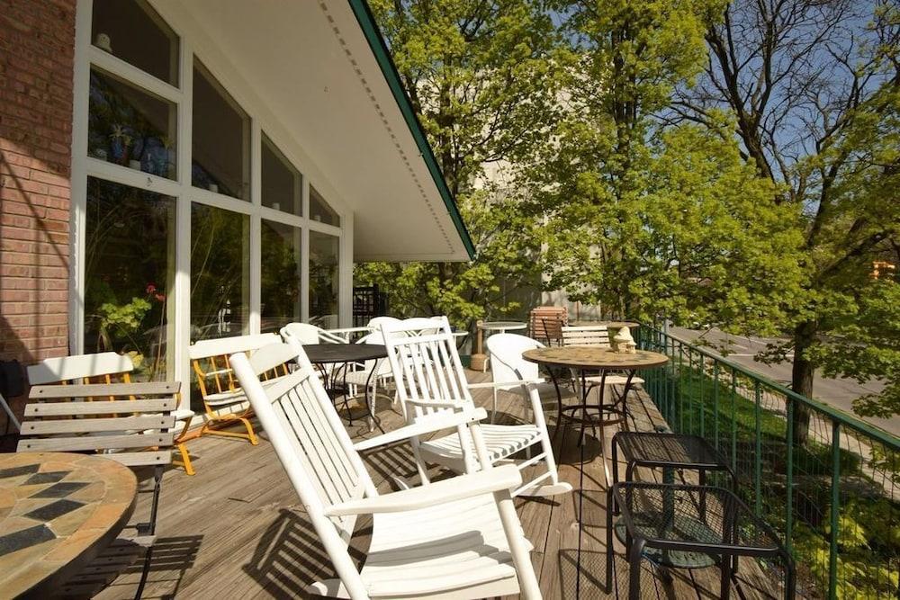 Ann Arbor B&B Inn photo 2
