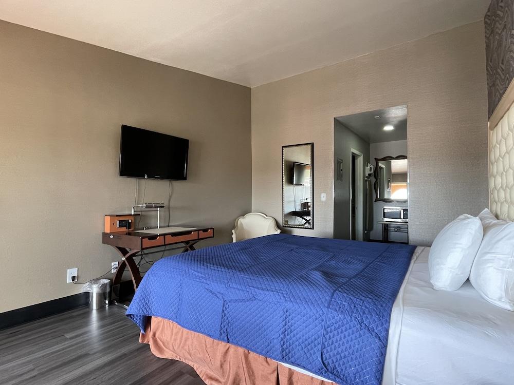 Crown Motel photo 12