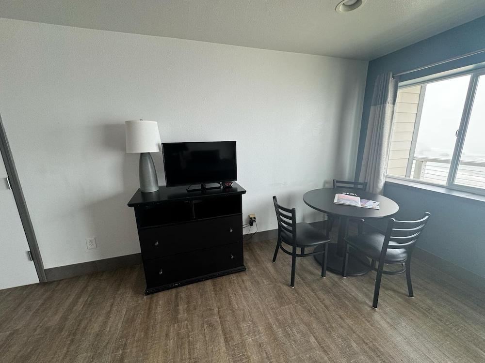 Sunset Oceanfront Lodging photo 69