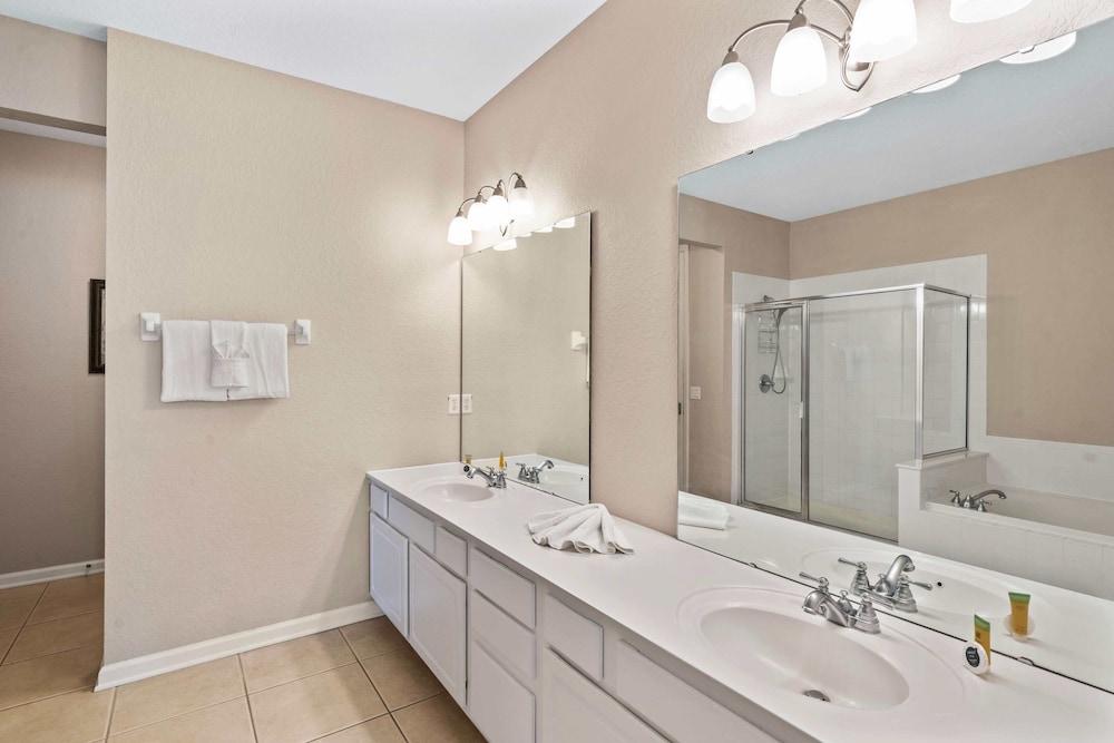 Vista Cay by Orlando Resort Rentals on Universal Boulevard photo 10