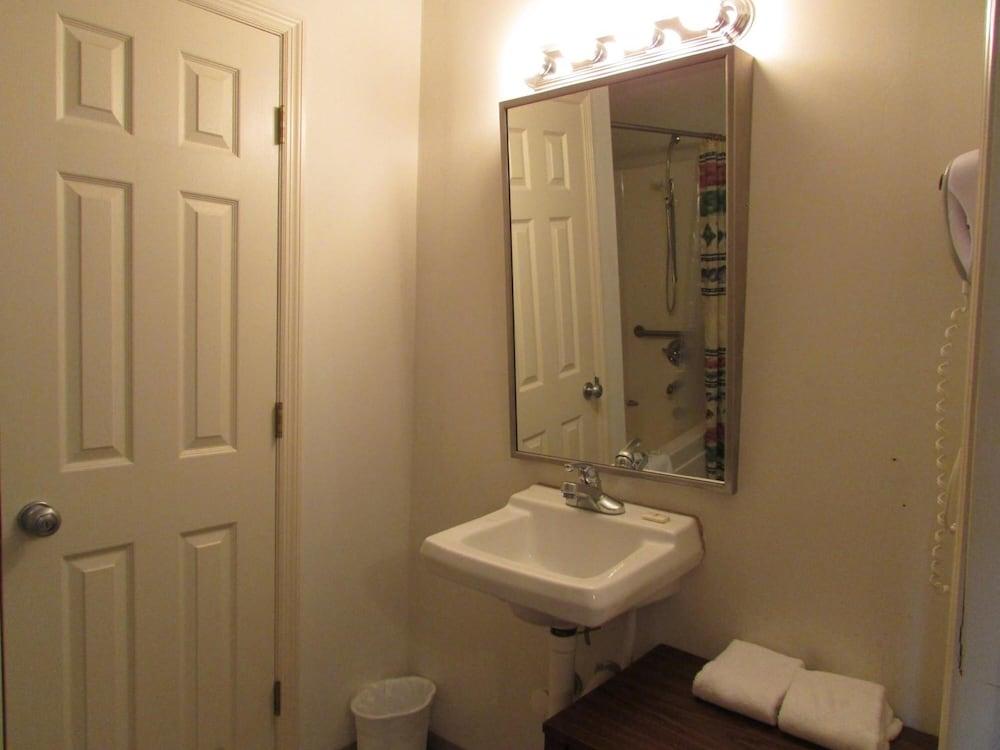Douglas Inn & Suites photo 12