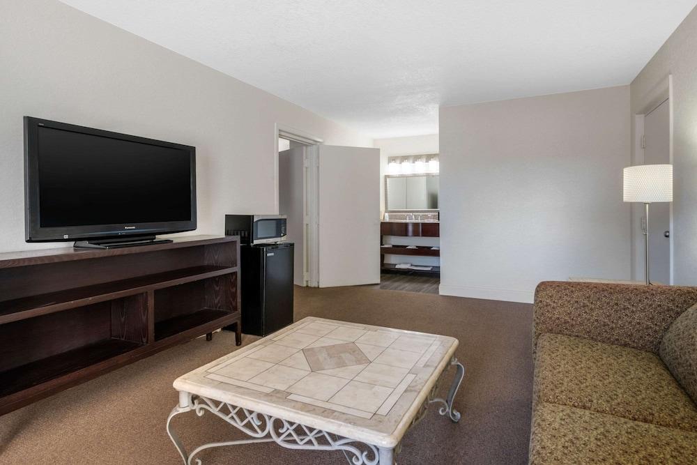 Econo Lodge Airport at RJ Stadium photo 23