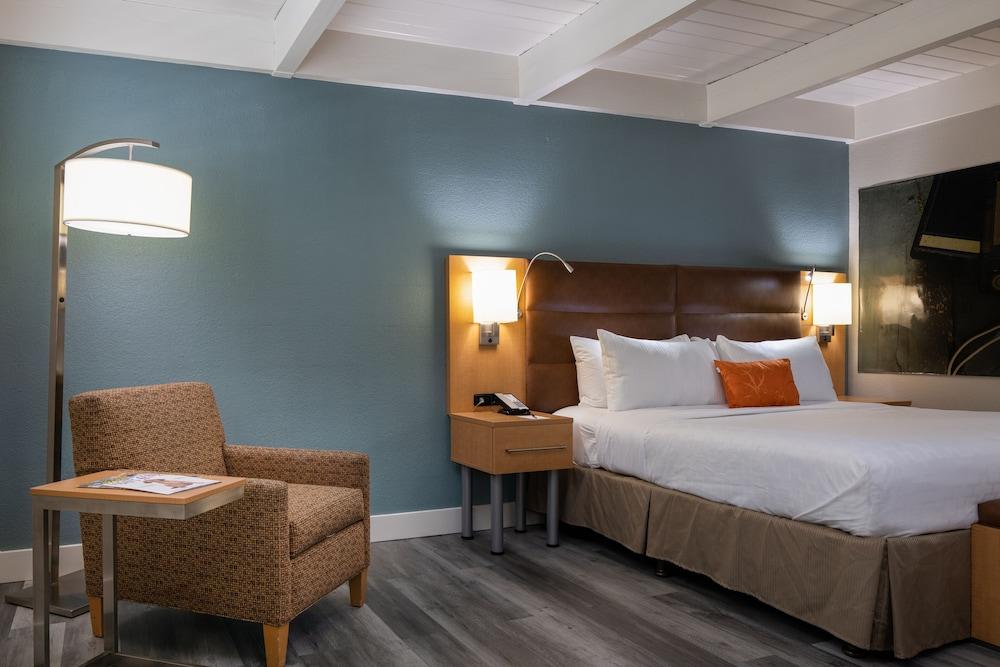 Prodigy Hotel, a Days Inn by Wyndham photo 4