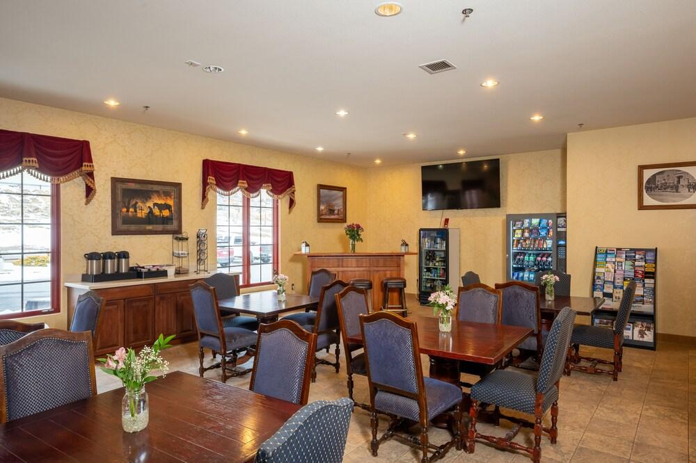 Silverland Inn and Suites photo 16