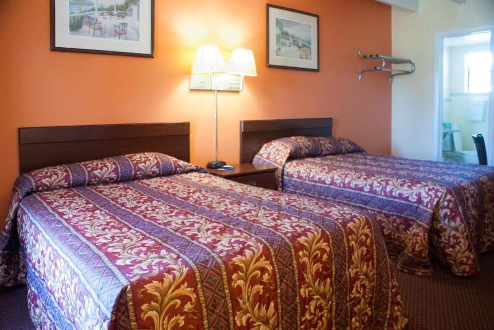 NASSAU HOLIDAY MOTEL photo 15