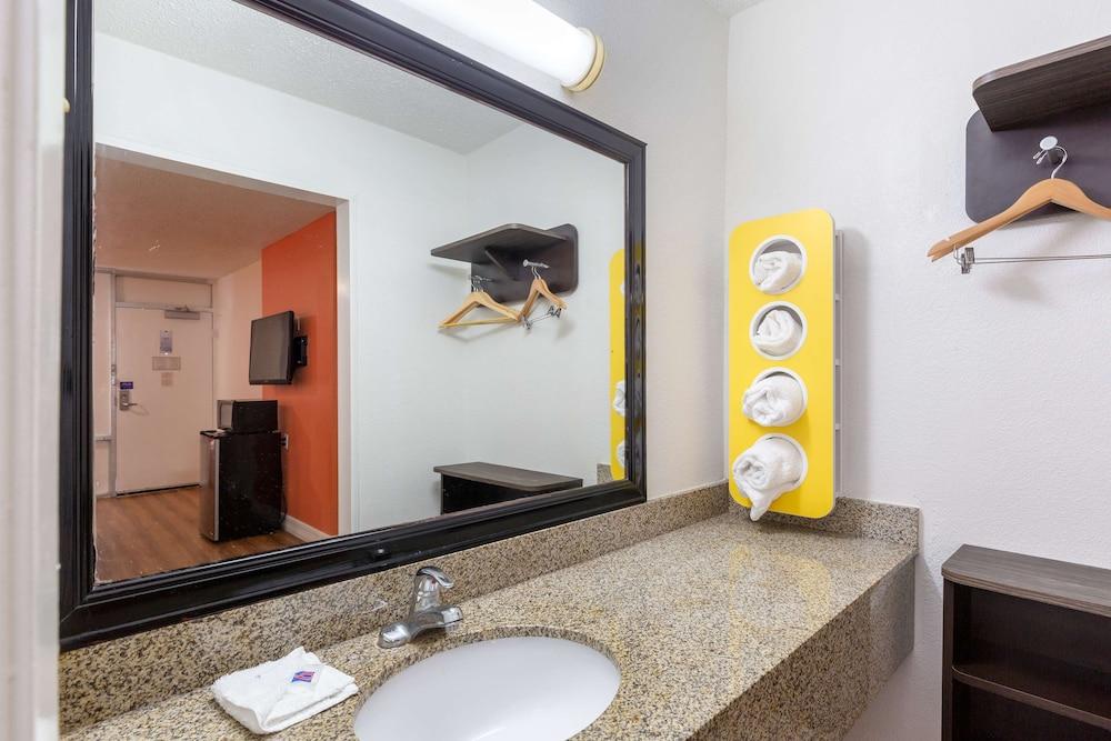 Motel 6 Houston, TX - East photo 25