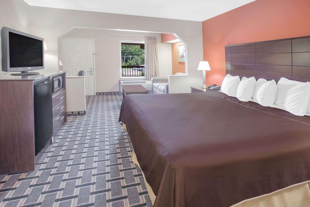 Days Inn & Suites by Wyndham Pine Bluff photo 6