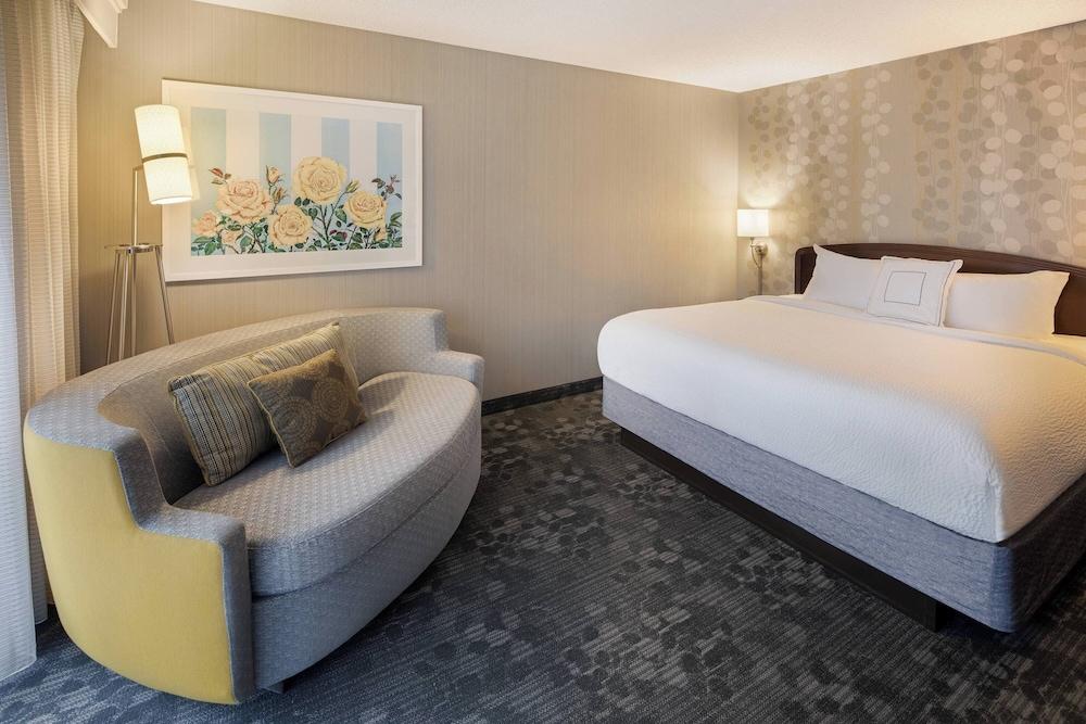 Courtyard by Marriott Grand Rapids Airport photo 11