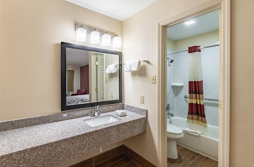 Red Roof Inn Buffalo, TX photo 11