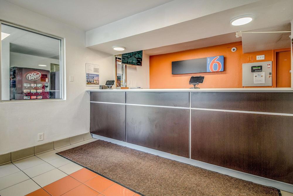 Motel 6 Conroe, TX photo 2