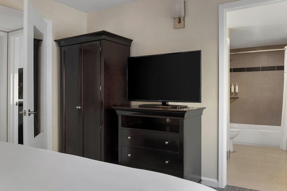Peacock Suites photo 10