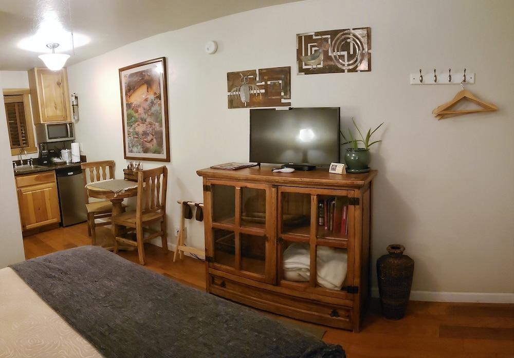 Stone Lizard Lodging photo 37