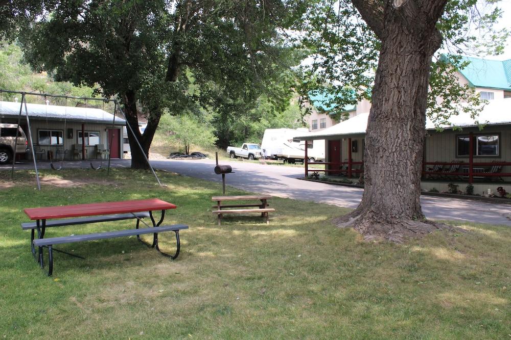 Wapiti Self-Service Lodge photo 16