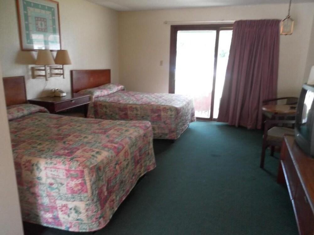 Tidewater Motel photo 15