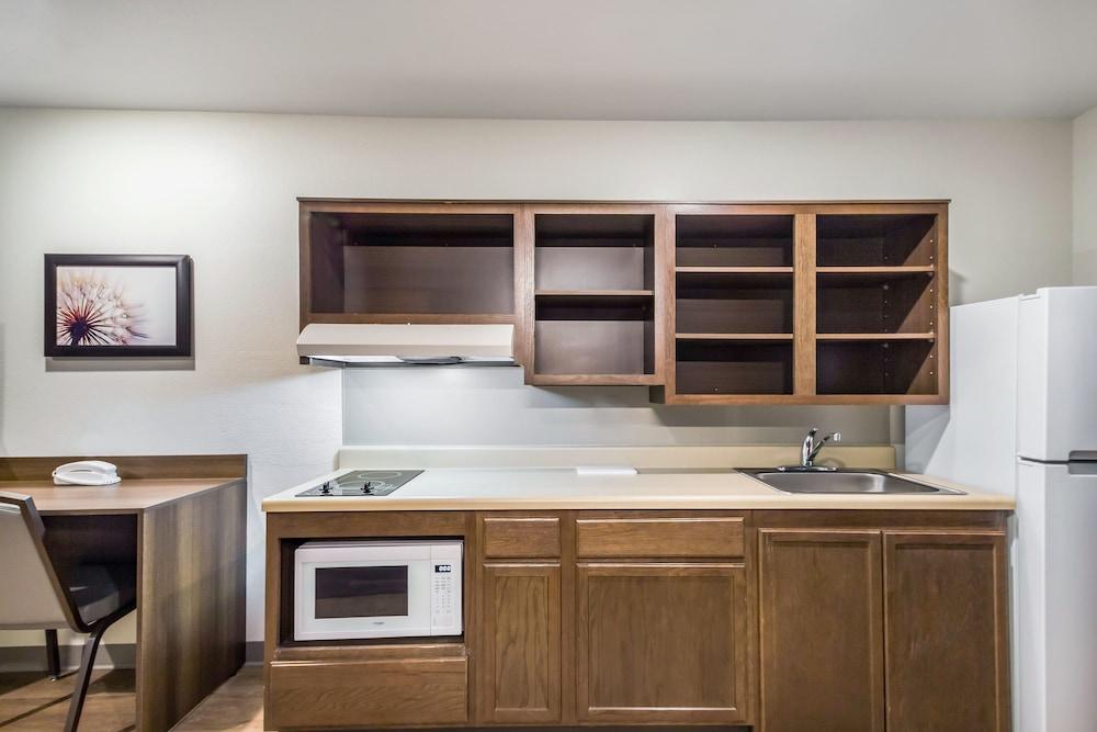 WoodSpring Suites Chicago Addison photo 14