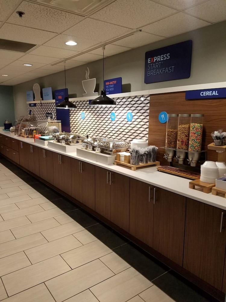 Holiday Inn Express Hotel and Suites Kingsport by IHG photo 21
