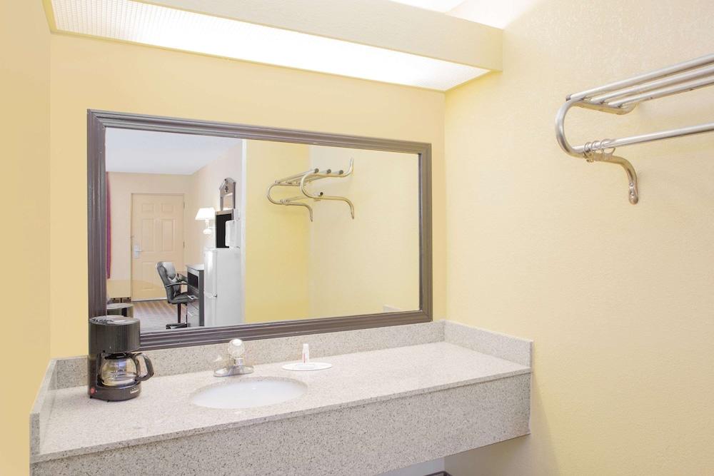 Days Inn by Wyndham Andalusia photo 13