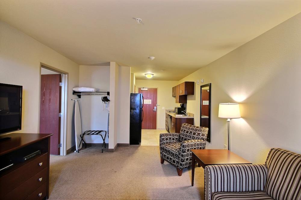 AmericInn by Wyndham Oshkosh photo 11