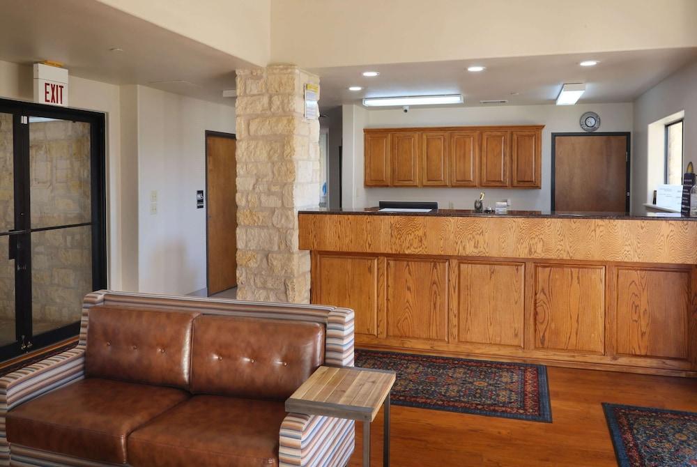 Days Inn & Suites by Wyndham Llano photo 8