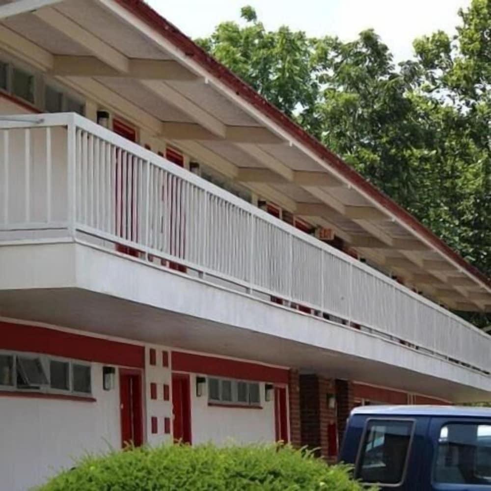 Hometown Inn Staunton photo 26
