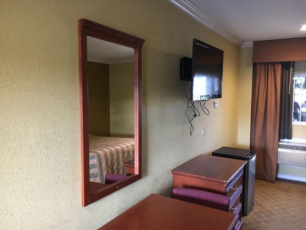 Bellflower Travel Inn photo 13