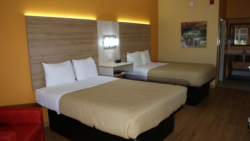 HomeTown Inn & Suites photo 35