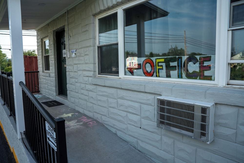 Rainbow Motel photo 11