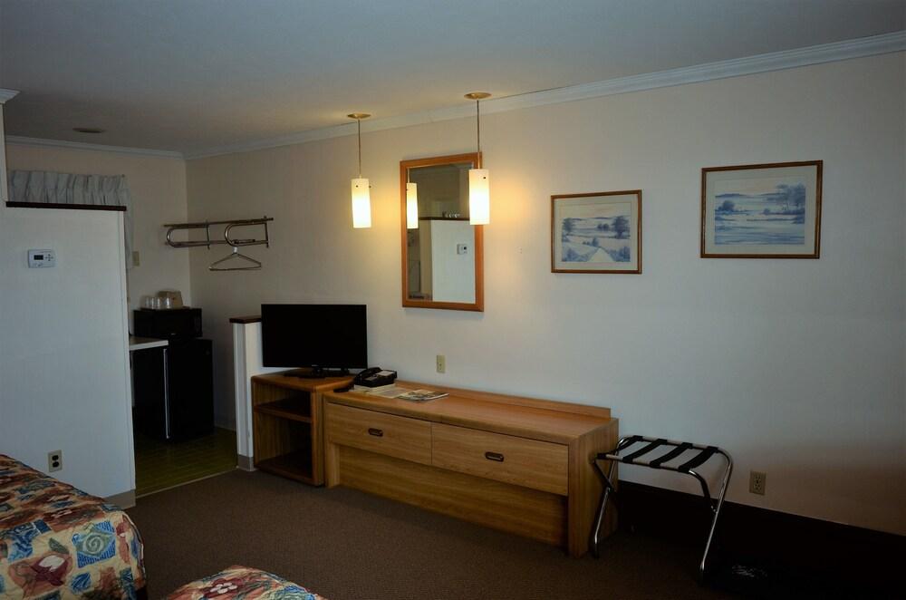Budget Host Inn Iron Mountain photo 10