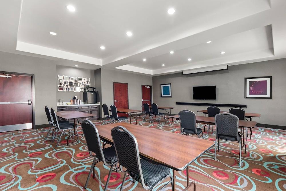 Quality Inn & Suites Pearsall photo 46