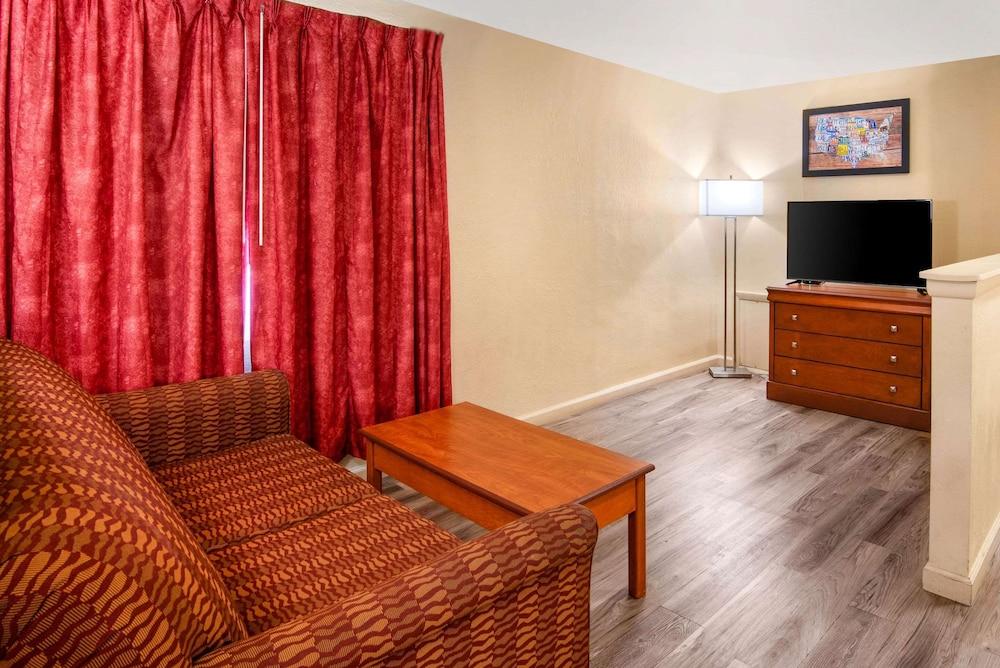 Econo Lodge  Inn & Suites Durango photo 14