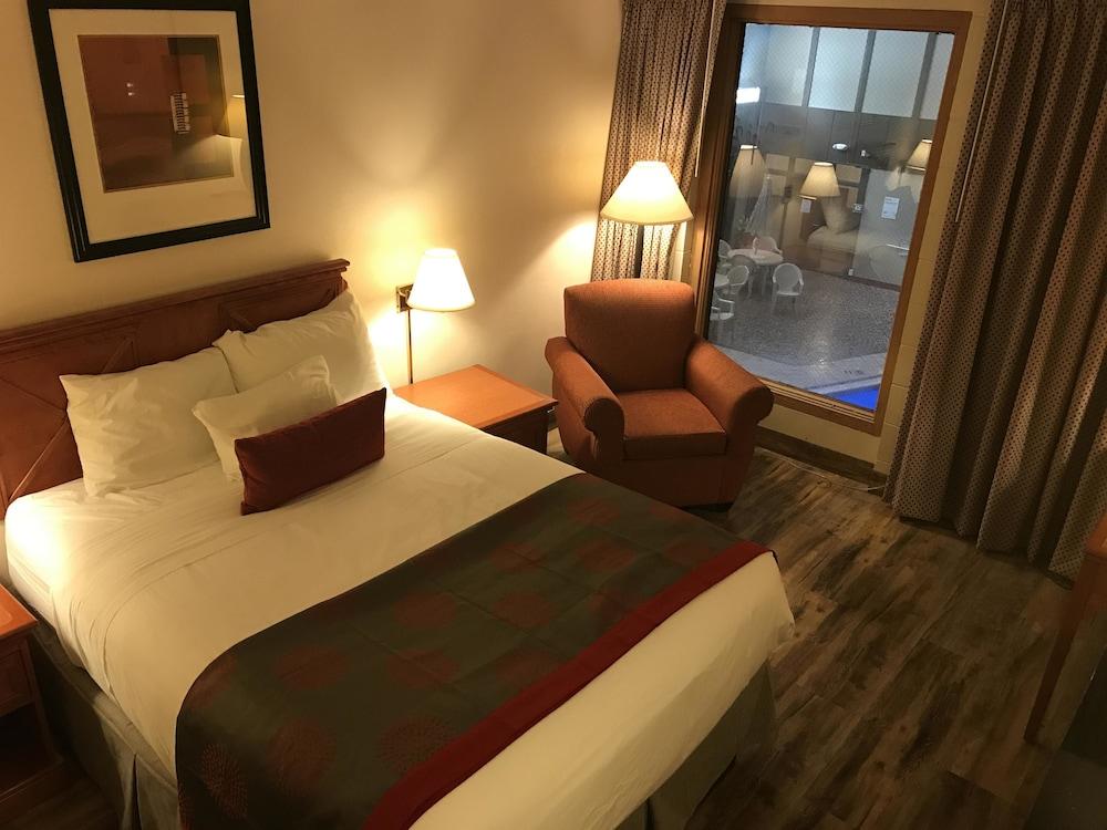 Ramada by Wyndham Albert Lea photo 12