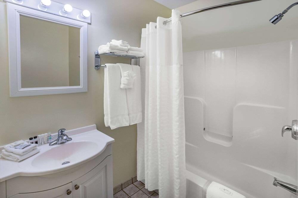 Microtel Inn & Suites by Wyndham Plattsburgh photo 34