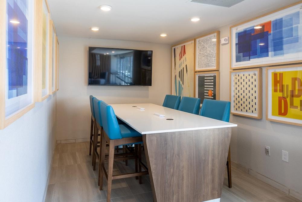 Holiday Inn Express & Suites Englewood Denver South by IHG photo 57