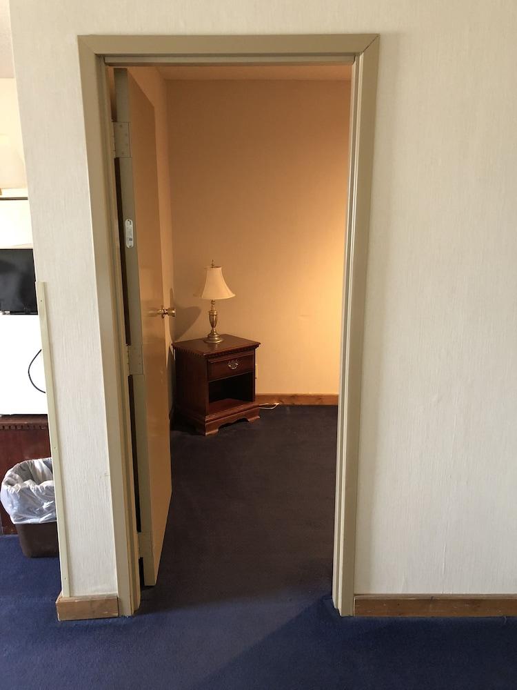 Denison Inn & Suites photo 16