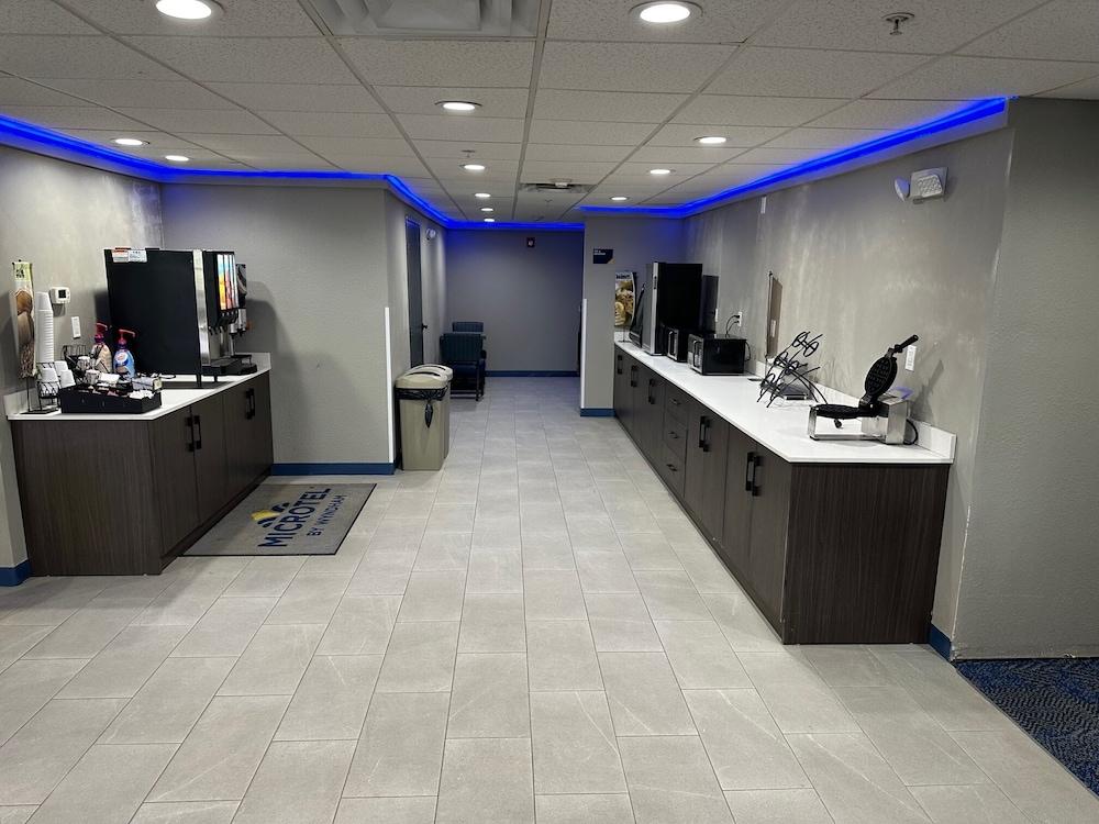 Microtel Inn & Suites by Wyndham Manchester photo 17