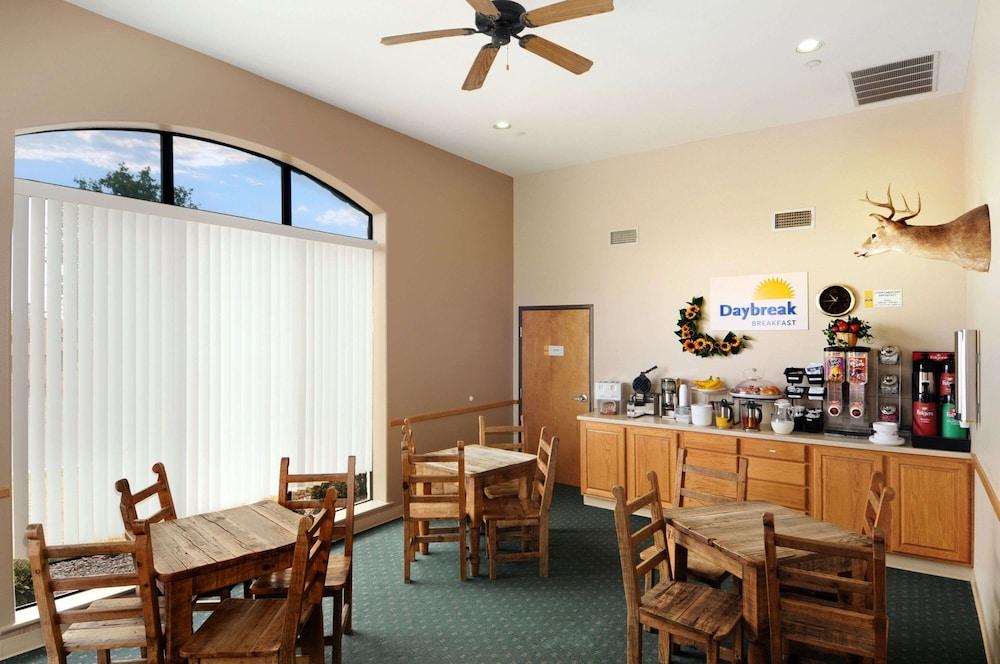 Days Inn & Suites by Wyndham Llano photo 45